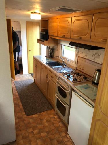 Dapur atau dapur kecil di Fantasy Island and Beach 6 Berth 545