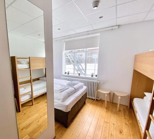 een slaapkamer met een bed en een raam bij Day Dream Vesturgata 17 Reykjavik in Reykjavík