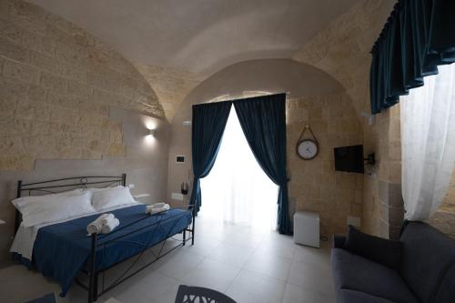 1 dormitorio con cama y ventana grande en B&B Talino, en Trani