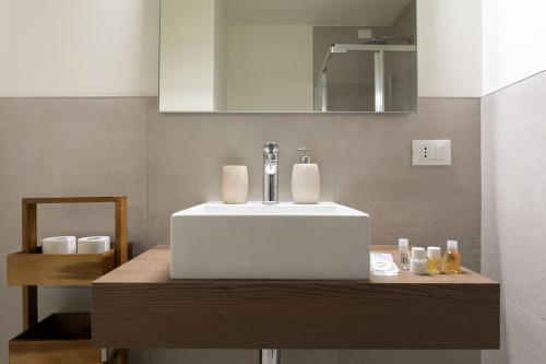 baño con lavabo blanco en una encimera de madera en Residenza SubitoSanto - Appartamento con balconcino "3B", en Padua