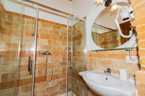 a bathroom with a shower and a sink and a mirror at BB Casale La Selva Mosciano in Mosciano SantʼAngelo