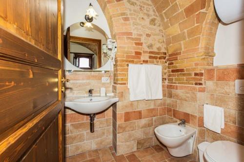 y baño con lavabo, aseo y espejo. en BB Casale La Selva Mosciano, en Mosciano SantʼAngelo