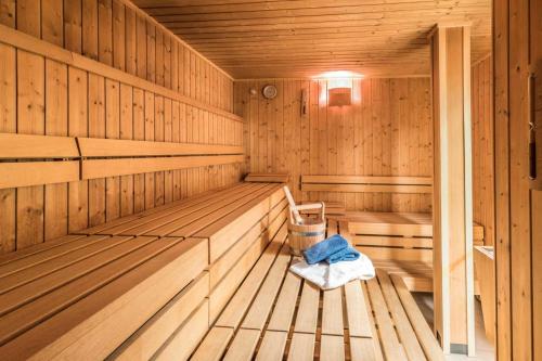 una sauna de madera vacía con un cubo dentro en Ferienwohnanlage Oberaudorf, en Oberaudorf