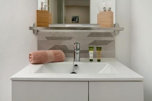 a bathroom with a sink and a mirror at Estudio Massimo 7c in Las Palmas de Gran Canaria