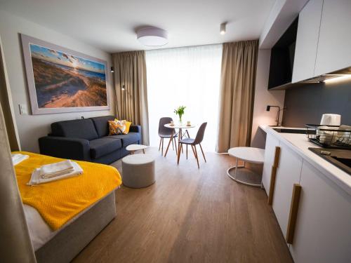 Apartamento pequeño con cocina y sala de estar. en MK Apartamenty Młyńska 10, en Kołobrzeg