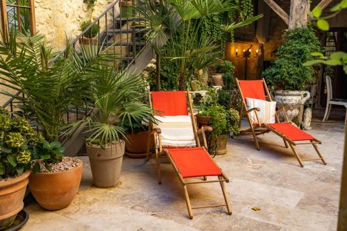 a group of chairs in a garden with plants at Champagne House - Elegance, Luxury and Charm in Condom
