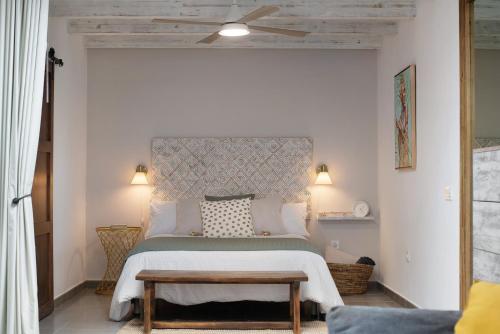 Un dormitorio con una cama grande con cabecero de madera. en Apartamento Romero, en Arrecife