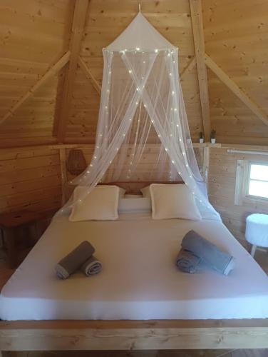 Llit o llits en una habitació de La Chouette Villa , Cabane Kota, chambre spacieuse de 20m2 totalement indépendante