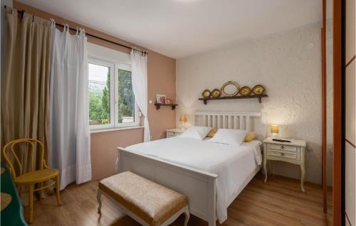 1 dormitorio con cama blanca y ventana en Nice Home In Srinjine With Wifi, en Srinjine