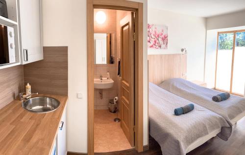 een kleine badkamer met een bed en een wastafel bij Klinikų apartamentai in Kaunas