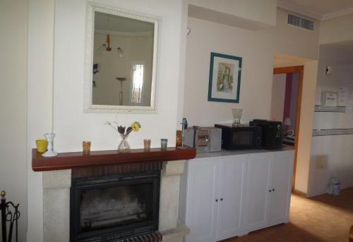 マサロンにあるVilla Caprichoのリビングルーム(暖炉、鏡付)