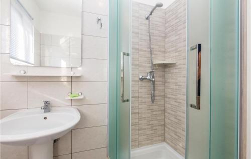a bathroom with a sink and a shower at Beautiful Apartment In Pinezici With Wifi in Pinezici