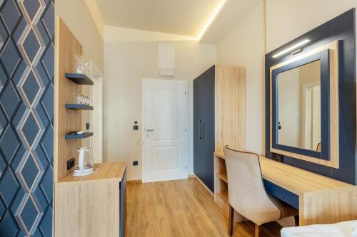 Zimmer mit einem Schreibtisch, einem Stuhl und einem Spiegel in der Unterkunft Apartments Belani Zelenika in Španjola