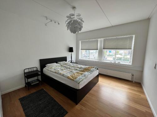 um quarto com uma cama e uma grande janela em Agata Inn em Frederikssund
