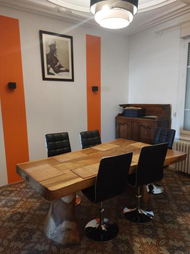 einen Konferenzraum mit einem Holztisch und Stühlen in der Unterkunft LA MAISON DU BIEN ETRE o in Alès