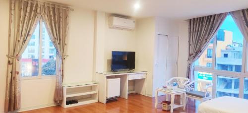 1 dormitorio con 1 cama y TV en un escritorio en Khách sạn Phúc Thành en Hanoi