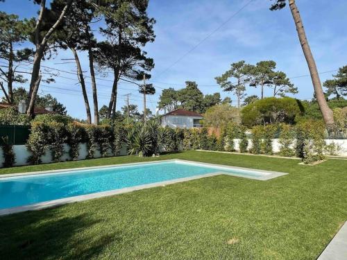Bazén v ubytování Casa da Santinha Relax Pool & Garden House near Beach nebo v jeho okolí