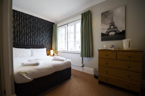1 dormitorio con 1 cama y la torre Eiffel en Fox Inn en Guisborough