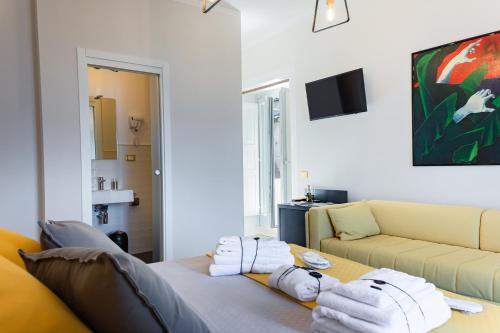 Dimora Cavour في أمانتيا: غرفة معيشة مع أريكة وطاولة