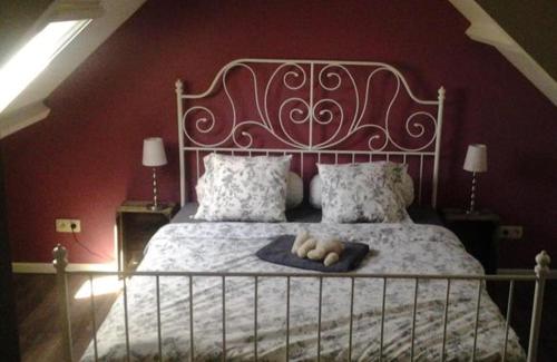 een slaapkamer met een bed met een hond erop bij Gîte l' Ancien Four - De Bakoven in Lessines