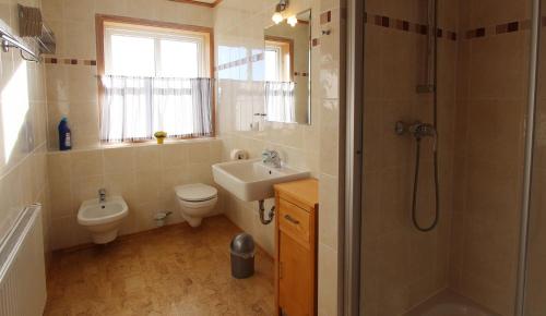 y baño con lavabo, aseo y ducha. en Haus Norway Bergen, en Wittenbeck