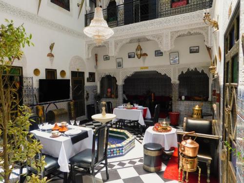 En restaurang eller annat matställe på Riad La Porte d'Or & SPA