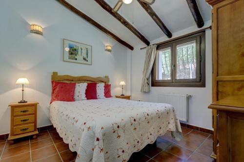 um quarto com uma cama e uma janela em Finca del Rio em Cañada del Real Tesoro