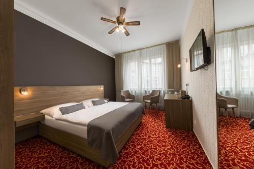 Schlafzimmer mit einem Bett und einem Deckenventilator in der Unterkunft Hotel Meda of Museum Kampa in Prag