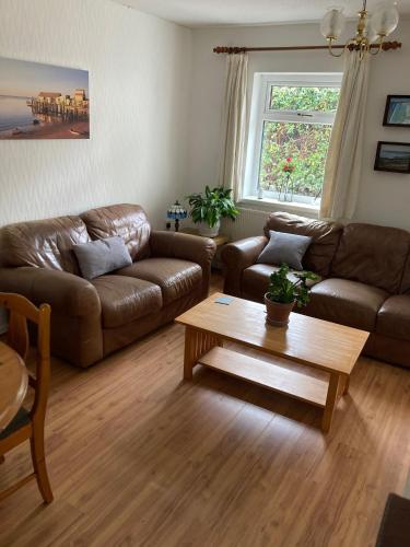 Ruang duduk di Cosy coastal home - 5 mins walk from the beach