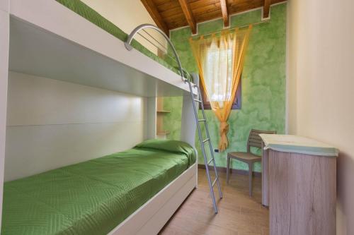 マティーノにあるDependance di Villa Dea by BarbarHouseのベッドルーム(二段ベッド1組、デスク付)