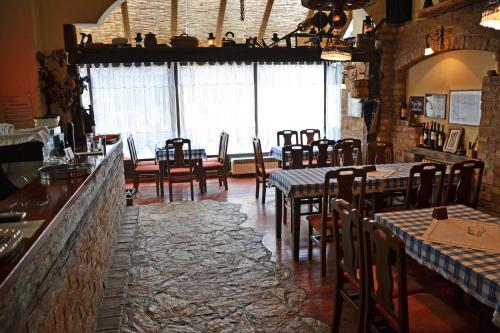 A restaurant or other place to eat at Guesthouse Kruna Višegrad