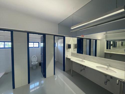 a large bathroom with two sinks and a toilet at Viña Femita in Villafranca del Bierzo