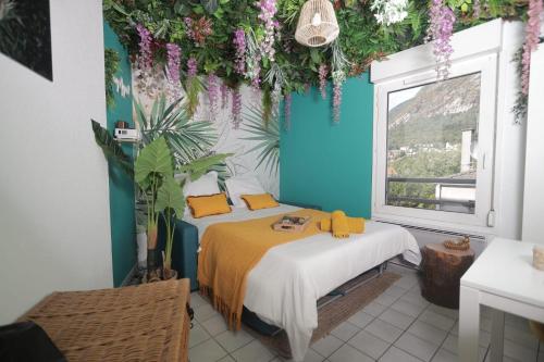 una camera con due letti e una finestra con fiori di Jungle studio proche de la gare a Grenoble