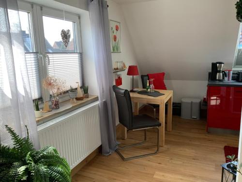 倫茨堡的住宿－FeWo "Zwischen den Meeren"，一间房间,在窗户旁配有一张桌子和一把椅子
