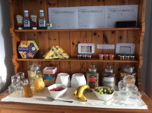 eine Theke mit verschiedenen Lebensmitteln auf einem Regal in der Unterkunft Southbourne Guest House in Llandudno