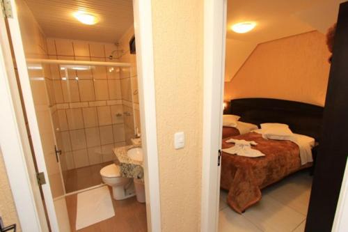 Et badeværelse på Pousada Nosso Lar