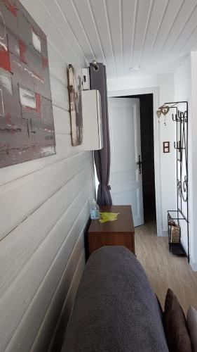 Cette chambre comprend un lit et une table en bois. dans l'établissement Appartement 