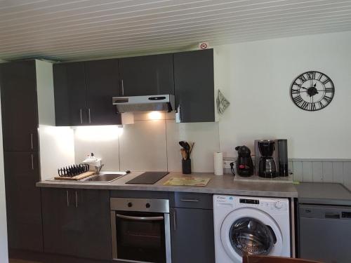 une cuisine avec un évier et une machine à laver dans l'établissement Appartement 