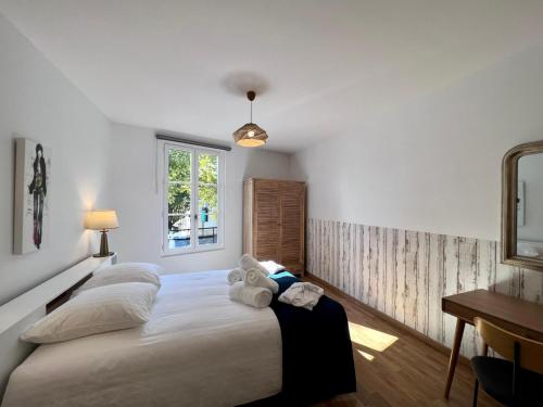 een slaapkamer met een groot bed met handdoeken erop bij L'Envie d'Eymet, gîte pour 6 personnes in Eymet