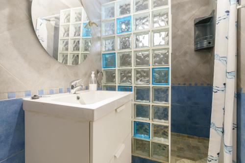 bagno con lavandino e specchio di La Ponderosa 5 a Mijas Costa