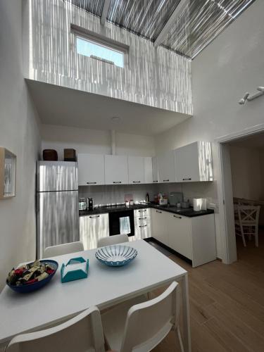 a kitchen with a table and chairs in a room at Casa Matilde a pochi passi dal mare in Torre Squillace