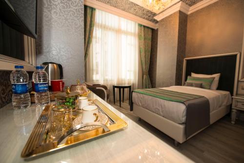 مانيسول أولد سيتي بسفور في إسطنبول: حمام مع سرير ومغسلة في الغرفة