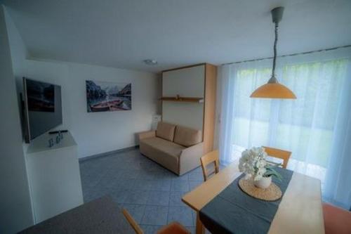 - un salon avec une table et un canapé dans l'établissement Ferienwohnung Laura, à Wald am Arlberg