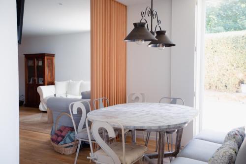 uma sala de jantar com uma mesa branca e cadeiras em Vila Real House em Vila Real