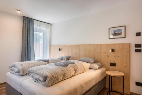 un grande letto in una stanza con finestra di Apartement Franzl a San Vigilio Di Marebbe