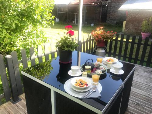 a blue table with food and drinks on a patio at Le Havre de Samara in Nurlu
