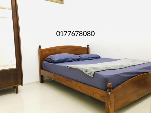Postel nebo postele na pokoji v ubytování Alyn Home UTHM Parit Raja Coway