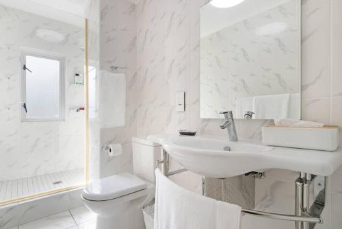 Ένα μπάνιο στο Horizon Bay 1106 Beachfront Self-catering APT by HMH