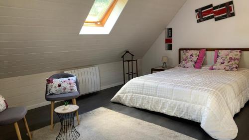 a bedroom with a bed with pink pillows and a window at Chalet l Écrin Vert in Plaine