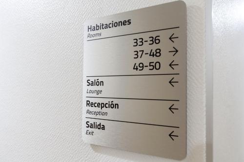 a white lightswitch on a wall with the temperature at Hostal Castilla II Puerta del Sol in Madrid